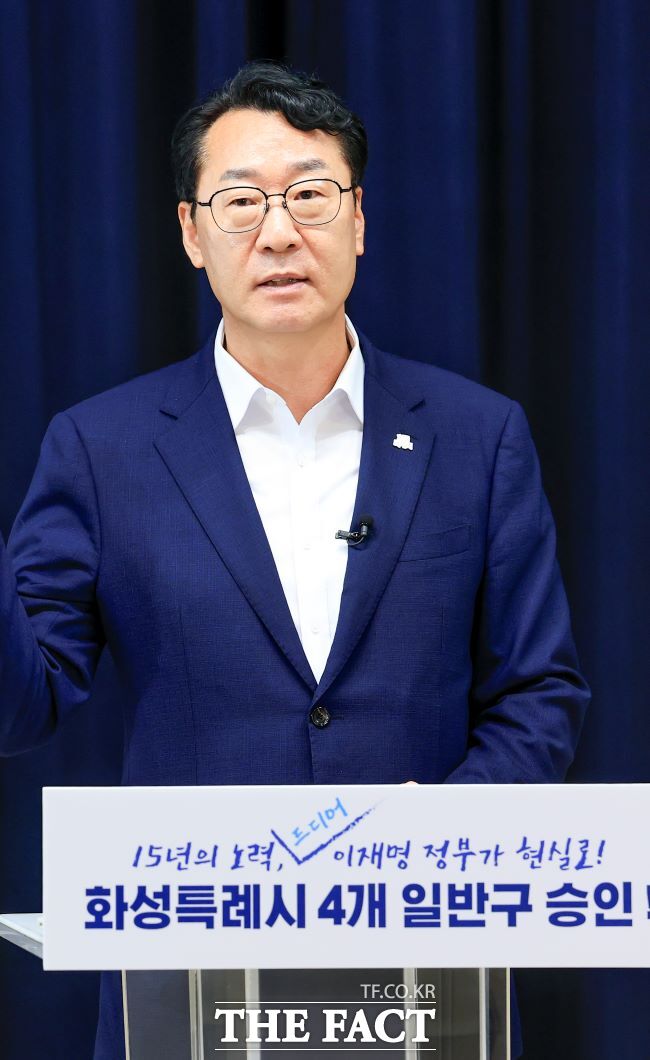 정명근 화성시장이 22일 4개 일반구 설치 승인 사항을 발표를 하고 있다./화성시