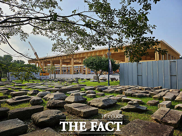 2025년 아시아-태평양경제협력체(APEC) 정상회의가 두 달여 앞으로 다가온 가운데 22일 오후 경북 경주시 국립경주박물관 마당 중정에 만찬장 공사가 한창이다. /경주=이효균 기자
