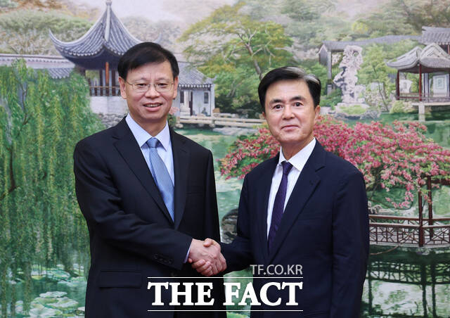 해외시장 개척 등을 위해 중국 출장에 나선 김태흠 충남도지사(오른쪽)는 22일 오후 중국 난징 장수성 인민정부 접견장에서 쉬쿤린 성장을 만나 다방면에서 교류·협력 확대에 뜻을 모았다. /충남도