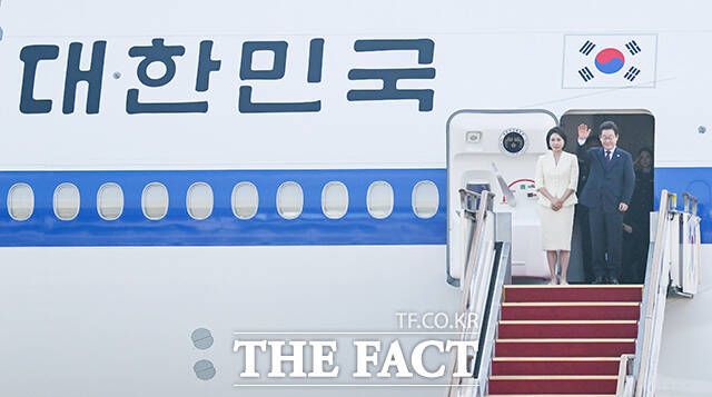 한일·한미 정상회담에 나선 이재명 대통령과 김혜경 여사가 23일 오전 경기도 성남시 서울공항에 도착해 공군 1호기에 올라 인사하고 있다. /서울공항=장윤석 기자