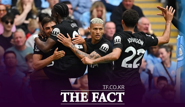 전반 추가시간 주앙 팔리냐의 추가골로 2-0으로 앞서자 기뻐하는 토트넘 선수들./EPL