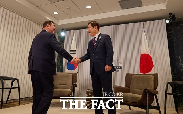 지난 6월 17일 이재명 대통령이 캐나다 앨버타주 캐내내스키스 주요 7개국(G7) 정상회의장에서 이시바 시게루 일본 총리와 한일 정상회담을 하기 전 악수하는 모습. /대통령실