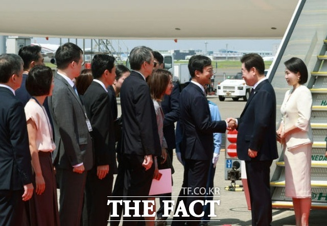 이 대통령은 이날 오전 11시께 김혜경 여사와 함께 도쿄 하네다 공항을 통해 입국했다. 우리 측에서는 김이중 재일민단 중앙본부 단장과 김장현 주일대사대리 내외 등이, 일본 측에서는 미야지 타쿠마 외무성 부대신, 미즈시마 고이치 주한대사, 가나이 마사아키 외무성 아시아대양주국장 등이 이 대통령 부부를 환영했다. /도쿄=뉴시스
