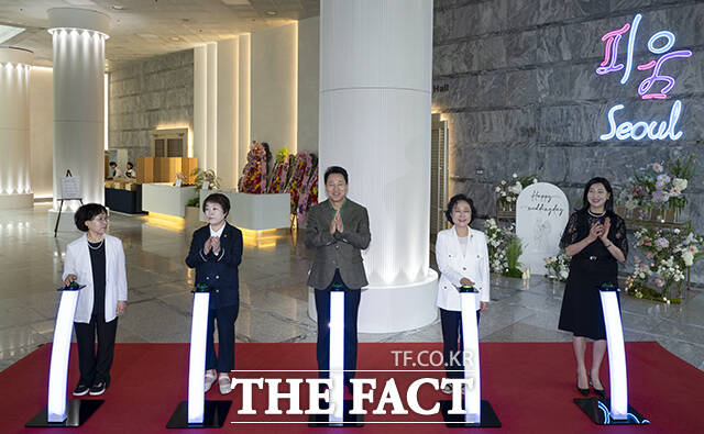 오세훈 서울시장(가운데)이 23일 오전 서울 동작구 서울여성플라자 내 공공예식장 피움서울 오픈 점등 행사에 참석해 박수치고 있다. /장윤석 기자