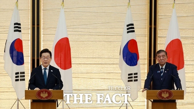 이재명 대통령이 23일(현지 시간) 일본 도쿄 총리 관저에서 이시바 시게루 일본 총리와 정상회담을 마친 뒤 한일 공동언론발표를 하고 있다. /도쿄=뉴시스