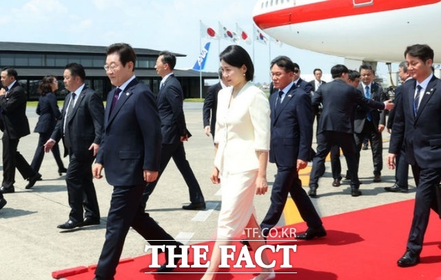 이재명 대통령과 김혜경 여사가 23일(현지 시간) 일본 도쿄 하네다 국제공항에 도착해 이동하고 있다. /도쿄=뉴시스