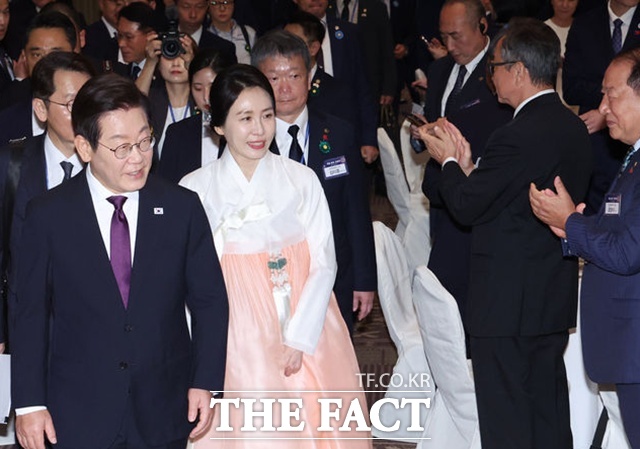 이재명 대통령은 23일 재일동포들을 만나 많은 분들이 억울하게 간첩조작 사건 피해자로 고통을 겪었다며 고개를 숙였다. 한일 정상회담을 위해 일본을 방문중인 이재명 대통령과 김혜경 여사가 23일(현지 시간) 일본 도쿄의 한 호텔에서 열린 재일동포 오찬 간담회에 입장하고 있다. /도쿄=뉴시스