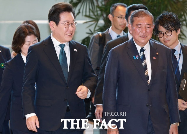 일본을 방문 중인 이재명 대통령은 23일 오후 4시54분쯤 도쿄에 위치한 총리 공관에서 이시바 시게루 총리와 소인수회담을 시작으로 정상회담에 들어갔다. 이재명 대통령과 이시바 시게루 일본 총리가 일본 도쿄 총리 관저에서 정상회담을 하기 위해 이동하고 있다. /뉴스시