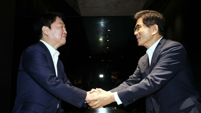 김문수 국민의힘 당대표 후보가 23일 서울 여의도의 한 식당에서 안철수 의원과 오찬회동을 하기 전 악수를 하고 있다. /뉴시스