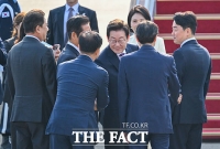  출국 전 인사 나누는 이재명 대통령 [포토]
