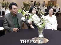  공공예식장 '피움서울' 시설 살펴보는 오세훈 시장 [포토]