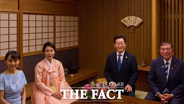 이재명 대통령과 김혜경 여사가 이시바 시게루 일본 총리, 부인 이시바 요시코 여사와 23일(현지 시간) 일본 도쿄 총리 관저에서 한일 정상 내외 친교행사 기념촬영을 하고 있다. /도쿄=뉴시스