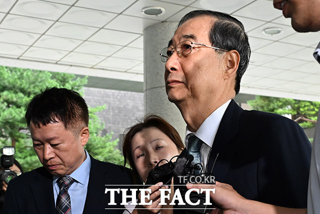 한덕수 전 국무총리가 22일 오전 서울 서초구 서울고등검찰청 청사에 마련된 내란 특검 사무실에 피의자 신분으로 출석하고 있다./남용희 기자