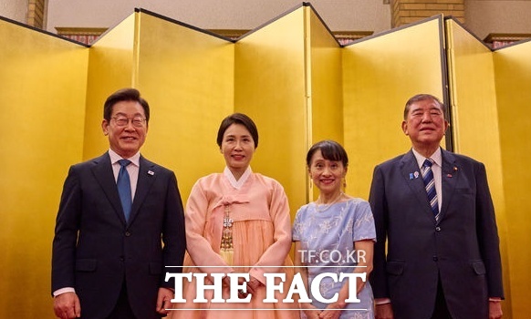 이재명 대통령과 김혜경 여사가 이시바 시게루 일본 총리, 부인 이시바 요시코 여사와 23일(현지 시간) 일본 도쿄 총리 관저에서 한일 정상 내외 친교행사 기념촬영을 하고 있다. /도쿄=뉴시스