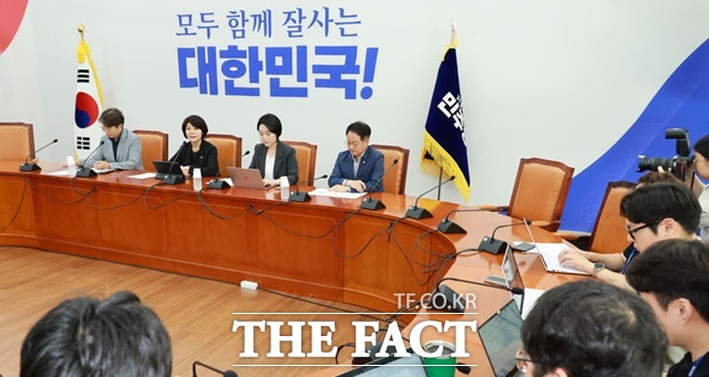 24일 서울 여의도 국회에서 열린 2024년 회계연도 결산 심사 관련 기자간담회에서 한정애 더불어민주당 정책위의장이 발언하고 있다. /뉴시스