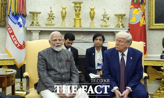 도널드 트럼프 미국 대통령이 오는 27일부터 인도산 제품에 50%의 관세를 부과하겠다고 발표한 가운데 인도는 미국 측과 협상을 진행하고 있다고 밝혔다. 도널드 트럼프 미국 대통령(오른쪽)과 나렌드라 모디 인도 총리가 지난 2월 13일 백악관 집무실에서 회담하는 모습. /AP·뉴시스