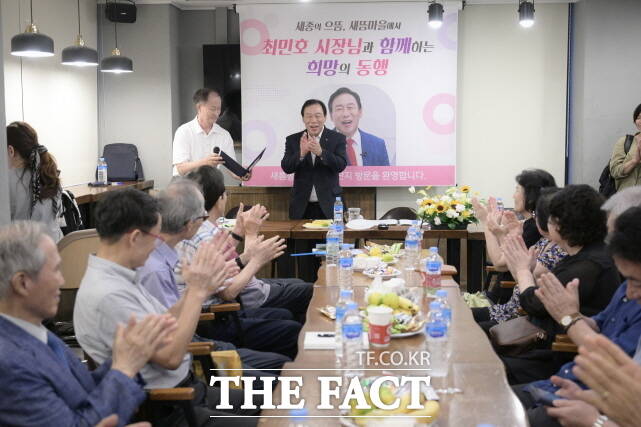 최민호 세종시장이 지난 22일 새롬동에서 열린 시장과 함께하는 1박 2일 행사에서 인사말을 하고 있다. /세종시