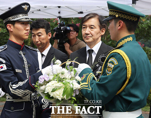 박지원 더불어민주당 의원은 24일 조국 조국혁신당 혁신정책연구원장에게 소탐대실하면 안 된다고 말했다. 지난 18일 조 원장이 서울 동작구 국립서울현충원에서 고 김대중 전 대통령 묘역을 참배하는 모습. /남용희 기자