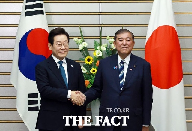 이재명 대통령과 이시바 시게루 일본 총리가 23일(현지시간) 일본 도쿄 총리 관저에서 확대 정상회담 기념 촬영을 하고 있다. /뉴시스