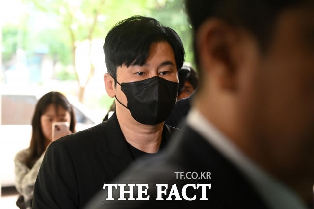 사회적 파급력과 상징성이 크기 때문에 국감에 서야할 정당성은 충분하다. 사진은 지난달 4일 해외에서 명품 시계를 선물 받고 세관에 신고하지 않은 혐의로 기소된 양현석이 서울서부지방법원에 출석하고 있다. /더팩트 DB