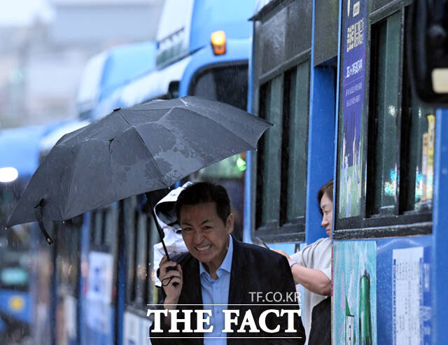 25일은 전국 대부분 지역에 비가 내릴 예정이며, 무더위도 지속되겠다. /이새롬 기자