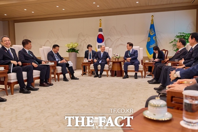 일본을 방문 중인 이재명 대통령은 24일 오전 스가 요시히데 전 일본 총리를 비롯한 일한의원연맹 간부진과 노다 요시히코 입헌민주당 대표 등 일본 정계 주요 인사들을 접견했다. 이 대통령이 7월 30일 오후 용산 대통령실에서 스가 전 총리를 비롯한 일한의원연맹 대표단을 접견하고 있다. /대통령실