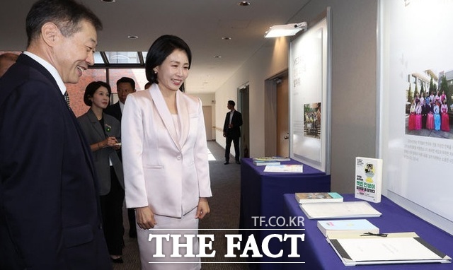 혜경 여사가 24일(현지 시간) 일본 도쿄 메지로대학교 한국어학과를 방문해 학교 설명을 듣고 있다. /도쿄=뉴시스