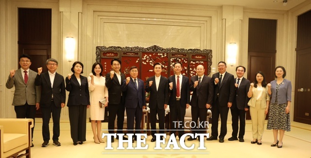 충남도와 중국 양저우시 관계자들이 기념 촬영을 하고 있다. /충남도