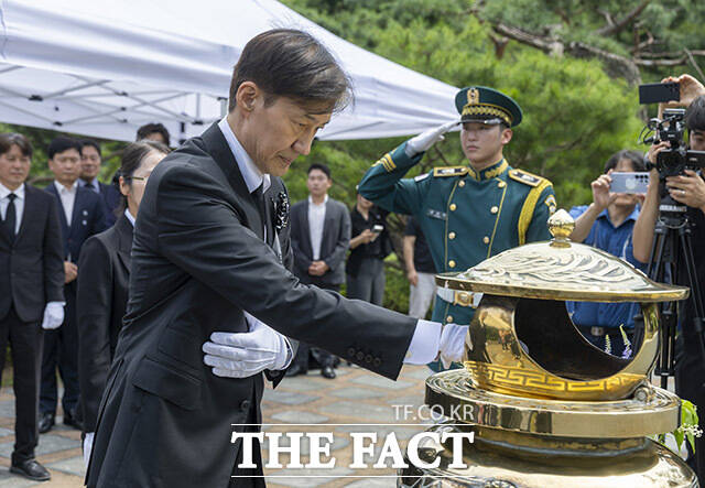 조국 조국혁신당 혁신정책연구위원장이 지난 18일 서울 동작구 국립서울현충원 故 김대중 전 대통령 묘역를 찾아 참배하고 있다. /남용희 기자
