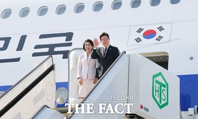 일본 방문 일정을 마친 이재명 대통령과 김혜경 여사가 23일 도쿄 하네다공항에서 도널드 트럼프 미국 대통령과의 한미 정상회담을 위해 워싱턴DC로 향하며 공군1호기에 올라 인사하고 있다. /도쿄=뉴시스