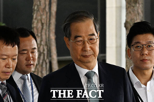 한덕수 전 국무총리가 19일 오전 서울 서초구 서울고등검찰청 청사에 마련된 내란 특검 사무실에 피의자 신분으로 출석하고 있다. /서예원 기자