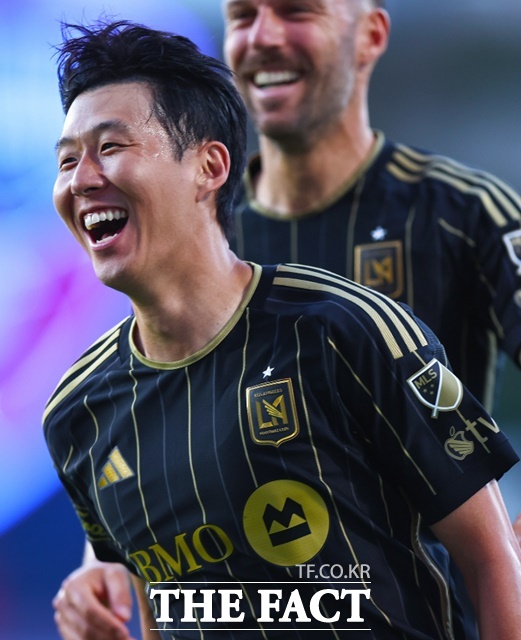 LAFC의 손흥민이 24일 FC 댈러스와 2025 MLS 원정경기 전반 6분 프리킥 선제골을 기록한 후 기뻐하고 있다./LAFC SNS
