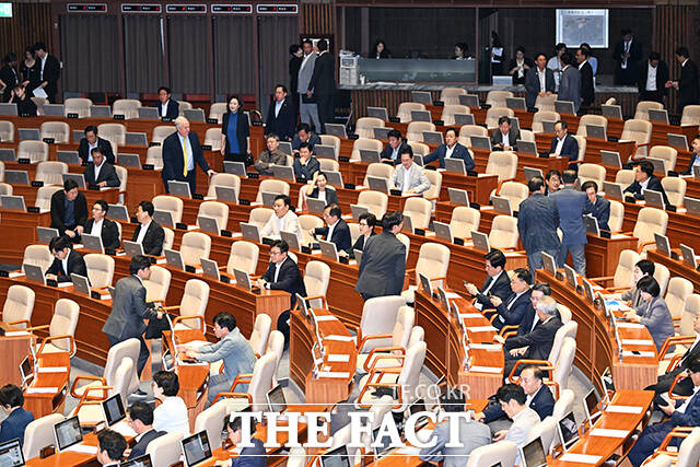 24일 노란봉투법(노동조합 및 노동관계조정법 2·3조 개정안)이 국회 본회의를 통과하자 경영계와 노동계는 엇갈린 반응을 내놓았다. 지난 21일 국회 본회의장. /배정한 기자