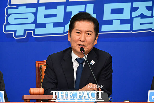 노동계의 20년 숙원인 노란봉투법이 24일 더불어민주당 주도로 국회 본회의를 통과한 것과 관련해 정청래 민주당 대표는 역사적으로 큰 일을 했다고 자평했다. 정 대표가 지난 22일 서울 여의도 국회에서 열린 최고위원회의에서 발언하는 모습. /남윤호 기자