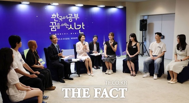 김혜경 여사가 24일(현지 시간) 일본 도쿄 메지로대학교를 방문해 한국어학과 학생들과 대화를 하고 있다. /도쿄=뉴시스