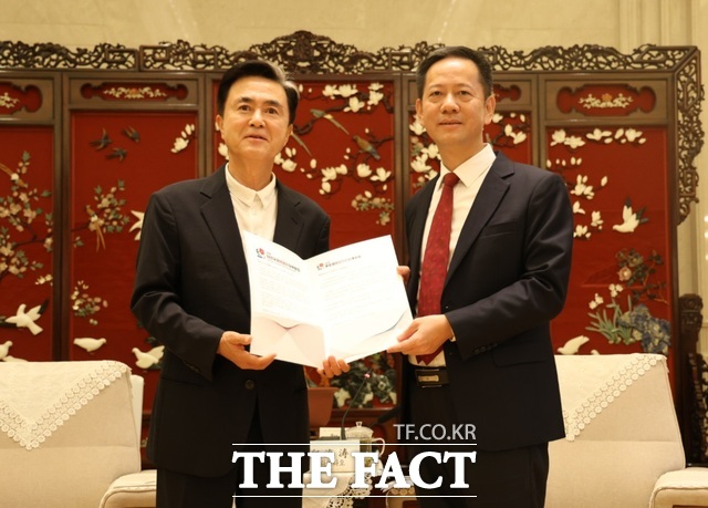 해외시장 개척 등을 위해 중국 출장 중인 김태흠 충남도지사(왼쪽)가 23일 양저우시 영비관에서 정하이타오 시장과 교류 협력 추진을 위한 업무협약을 체결하고 있다. /충남도