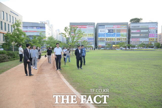 최민호 시장이 잔디광장을 방문하고 있다. /세종시