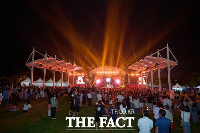 한여름밤의 신정호 별빛축제 모습./아산시
