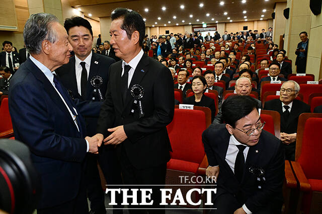 지난 18일 정청래 더불어민주당 대표와 송언석 국민의힘 비상대책위원장 겸 원내대표가 서울 동작구 국립서울현충원 현충관에서 김대중 전 대통령 서거 16주기 추도식 참석을 마친 후 자리를 뜨고 있다. /남윤호 기자