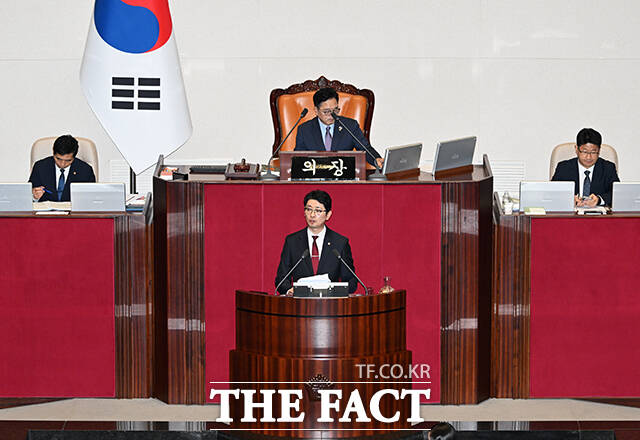 주진우 국민의힘 의원이 25일 오전 서울 여의도 국회에서 열린 본회의에 참석해 무제한토론(필리버스터)을 하고 있다.