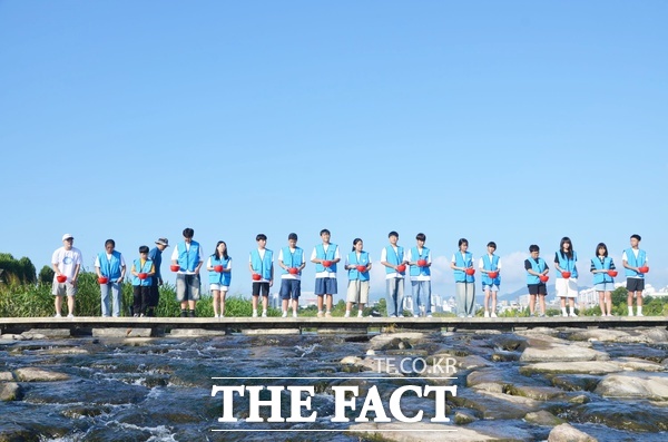 환경생태보존회, 호국보훈기념사업회, 6·25참전유공자회, 대전중부모범택시회, 대전사랑시민협의회, 대전용봉무료급식 등 100여 명이 23일 대전 서구 월평동 갑천 둔치에서 토종 어류 치어 3만 마리를 방류하는 ‘제55회 토종물고기 치어 방류 행사’를 열었다./선치영 기자