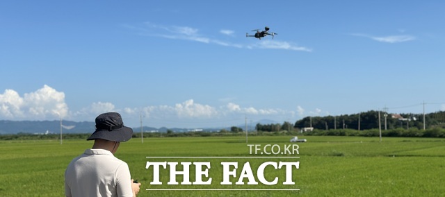 서산시 드론 예찰반 관계자가 드론을 활용해 농경지를 살피고 있다. /서산시