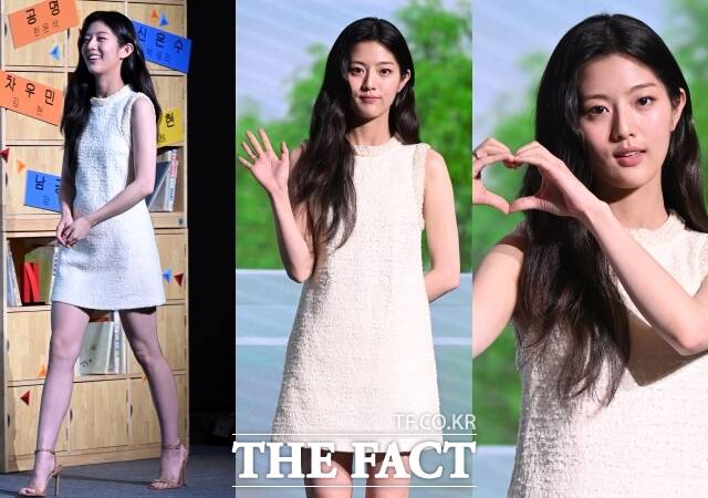 배우 신은수가 25일 서울 마포구 호텔 나루 서울 엠갤러리에서 열린 넷플릭스 영화 고백의 역사 제작발표회에 참석해 포즈를 취하고 있다. /이새롬 기자