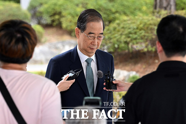 내란 사건을 수사하는 조은석 특별검사팀이 한덕수 전 국무총리의 적극적인 내란 방조 행위를 포착했다고 밝혔다. 한 전 총리가 지난 22일 오전 서울 서초구 서울고등검찰청 청사에 마련된 내란 특검 사무실에 피의자 신분으로 출석하고 있다./남용희 기자