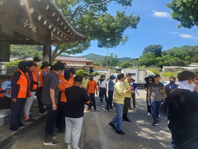 지난 24일 청계면에서 발생한 치매 환자 실종 사건과 관련해 군청 직원과 소방·경찰, 의용소방대가 합동 수색을 벌이고 있다./무안군