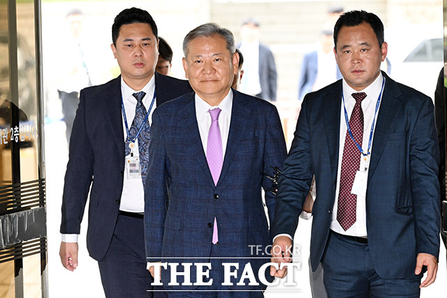 12·3 비상계엄 당시 윤석열 전 대통령과 내란을 공모한 혐의 등으로 구속기소 된 이상민 전 행정안전부 장관의 재판이 내달 19일 시작된다.이 전 장관이 지난달 31일 오후 서울 서초구 서울중앙지방법원에서 열리는 구속영장실질심사에 출석하고 있다./남용희 기자