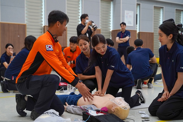 티웨이항공은 기내에서 발생한 응급 상황에 신속하고 체계적으로 대응해 승객의 생명을 구했다고 25일 밝혔다. 티웨이항공 객실 승무원들이 소방안전 교육 훈련을 통해 심폐소생술(CPR) 및 기내 응급처치 등 고강도 안전 훈련을 받고 있다. /티웨이항공