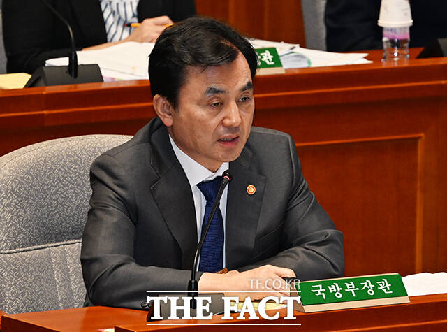 질의에 답변하는 안규백 국방부 장관.