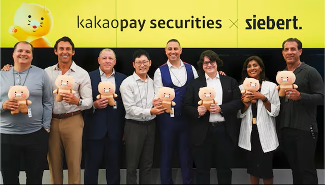 신호철 카카오페이증권 대표(왼쪽 네 번째)와 데이비드 제비아 시버트 수석임원 및 시버트 주요 관계자들이 기념 사진을 촬영하고 있다. /카카오페이증권