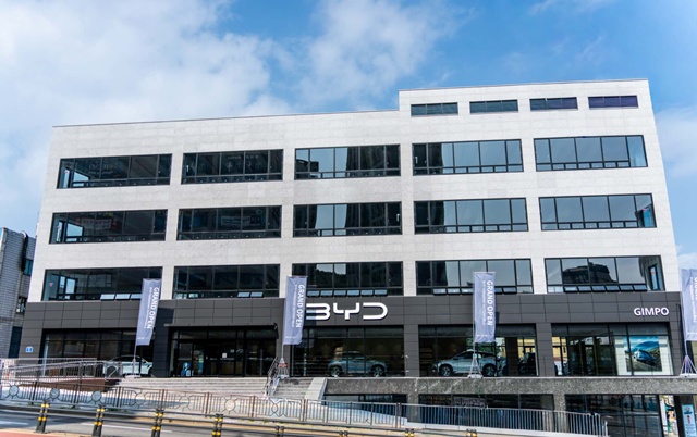 BYD코리아는 경기 김포시 풍무동에 BYD Auto 김포 전시장을 새롭게 열고 경기 서부권 고객을 대상으로 한 서비스 강화에 나선다고 25일 밝혔다. /BYD코리아